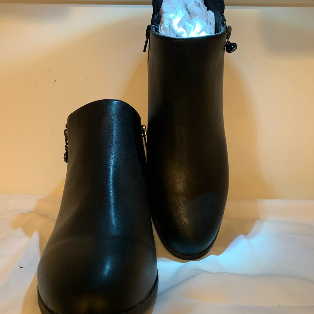 Women’s Leather and Suede Gloria Vanderbilt!